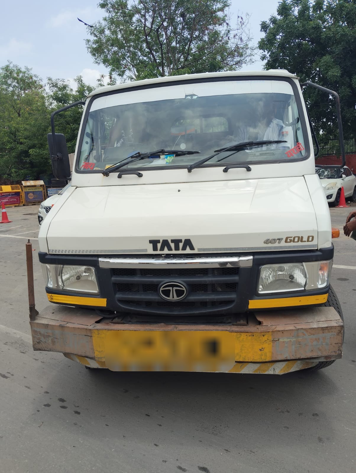 Tata 407 Gold tow truck of Shree Shyam Transport Company